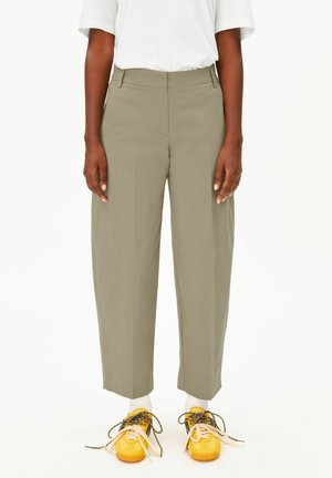 ARMEDANGELS, BARREL TWILL - Pantalon classique - light sage