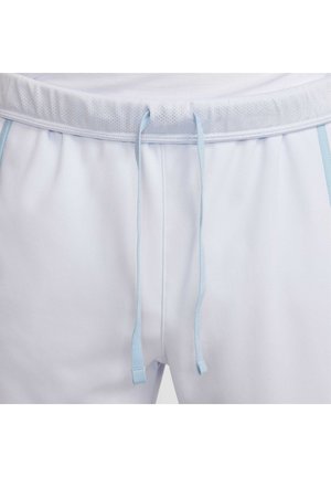 Sportliche Shorts aus hellblauem Stoff mit glatter Textur, ausgestattet mit einem Kordelzug und Mesh-Futter für Atmungsaktivität.