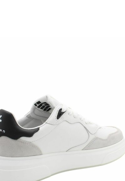 Sneaker bianco con tomaia in pelle liscia, dettagli in suede grigio e un tab posteriore nero. Presenta una suola spessa bianca e un branding in contrasto.