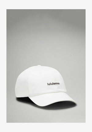 Cappello bianco in tessuto, con visiera curva e logo "lululemon" nero sulla parte anteriore. Texture liscia e senza ulteriori motivi.