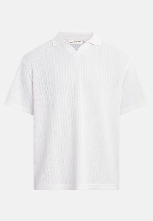 Λευκό πλεκτό πόλο μπλουζάκι με κοντά μανίκια, με διακριτικό διαγώνιο σχέδιο με καλώδιο και μικρό γιακαδιά V από την Redefined Rebel, μέγεθος μεσαίο.