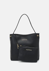 Sac fourre-tout en cuir noir avec une texture granuleuse, comportant des accents en ton or et une pochette zippée amovible. Logo "VALENTINO" sur les deux articles.