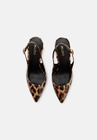 Pumps med leopardmønster og slingback med spiss tå, glansfull overflate, svart indre fôr og detaljer med gullfarget spenne på stroppen.