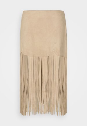 Beež suede seelik frakitud äärisega, millel on dekoratiivne õmblus ülevalt. Disain on voolujoonis ja keskpikk.