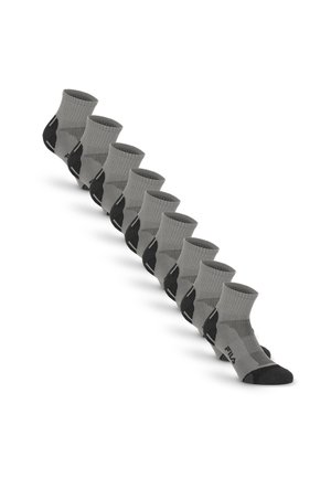 Neuf paires de chaussettes de sport chevilles gris et noir disposées en diagonale avec le logo Fila visible près des orteils.