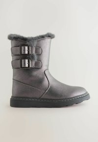 Metallisch grijze winterlaarzen tot halverwege het kuit met twee zijgespen, een bontafwerking aan de bovenkant, een gestructureerde oppervlakte en een zwarte zool.