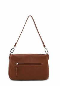 Un sac à main en cuir marron avec un compartiment principal zippé et une poche avant, doté d'une fine sangle ajustable et de quincaillerie en ton argent.