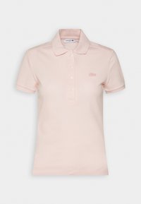Polo rose clair à manches courtes avec col, patte de boutonnage et petit logo brodé sur la poitrine gauche.
