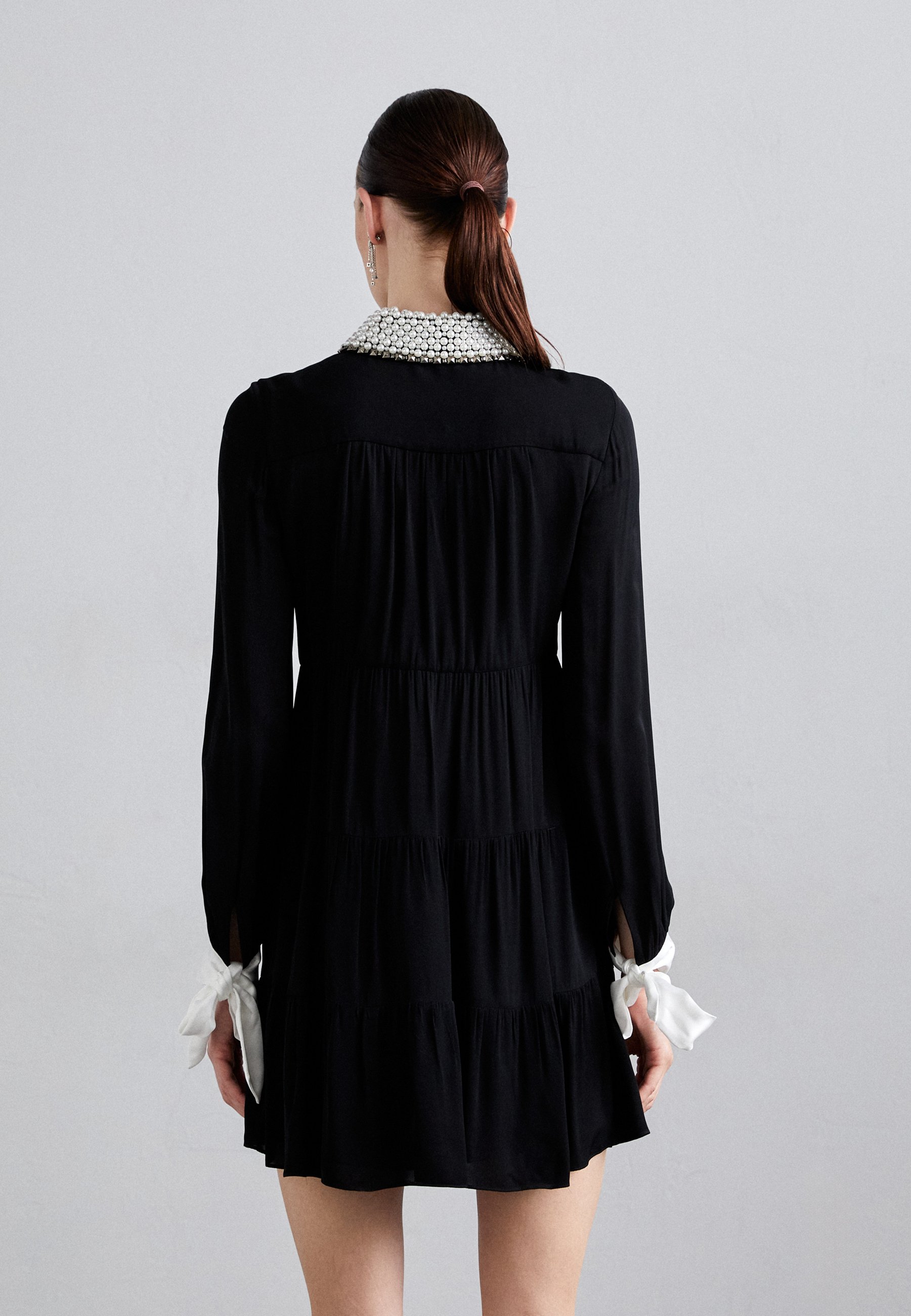 上品!【Alice+Olivia】MEEKO パール リボン ミニ丈 シャツドレス alice + olivia Meeko Embroidered Ruffle Sleeve Shirt Dress