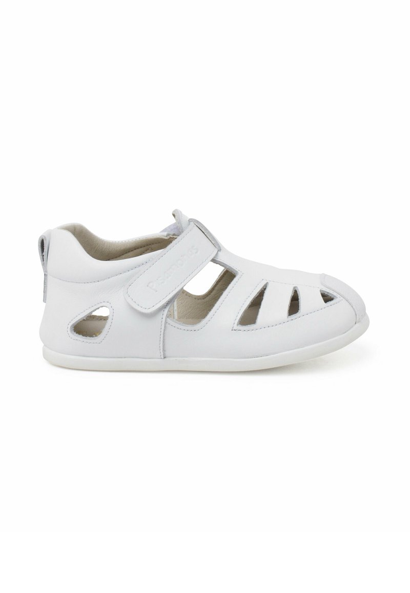 Sandalo bianco in pelle, con design a taglio, una fascetta in Velcro e una suola in gomma flessibile per comfort e supporto.