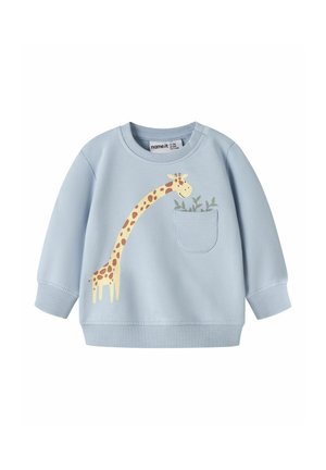 Sweat-shirt bleu clair pour tout-petit à manches longues, avec un graphisme de girafe atteignant une petite poche poitrine avec des feuilles de plante.