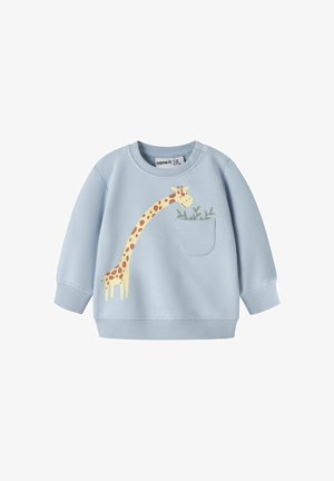 Sweat-shirt bleu clair pour tout-petit à manches longues, avec un graphisme de girafe atteignant une petite poche poitrine avec des feuilles de plante.