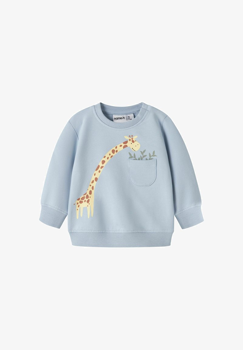 Sweat-shirt bleu clair pour tout-petit à manches longues, avec un graphisme de girafe atteignant une petite poche poitrine avec des feuilles de plante.