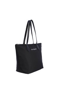 Bolso tote negro con una tela texturizada, que cuenta con asas de cuero y un cierre de cremallera. Muestra el nombre de la marca en letras blancas en el lateral.