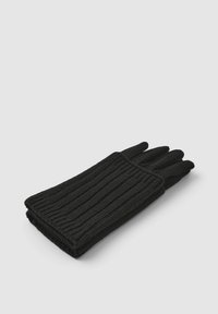 Gants en tricot noir avec une texture côtelée, dotés de cinq doigts et d'un ajustement serré au poignet. Design simple et fonctionnel.