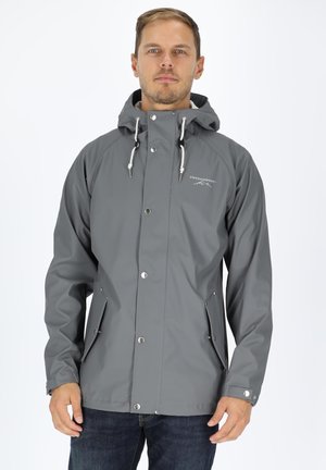 Veste imperméable grise avec capuche, dotée d'une fermeture éclair à l'avant et d'un rabat, cordons de serrage réglables et poches latérales. Texture lisse.