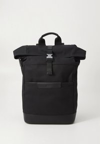 Zwarte rugzak met een roll-top ontwerp, gemaakt van duurzaam materiaal, voorzien van een centrale gesp als sluiting en een logodetail aan de voorkant.