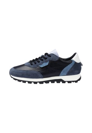 Herren-Sneaker in Schwarz und Blau aus Veloursleder mit weißem Fersenlaschen, schwarzen Schnürsenkeln und weißer Sohle mit schwarzem Profil.