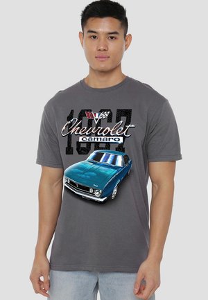 Graues T-Shirt mit einem Grafikdesign eines blauen Chevrolet Camaro, versehen mit dem Text "Chevrolet" und einer großen Zahl 1967 in einem markanten Design.