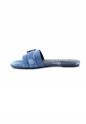 Blauwe denim platte slidesandaal met twee brede versleten bandjes en een zwart gevoerd voetbed met het label "GUESS".