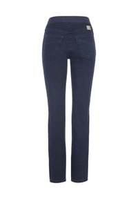 Donkerblauwe jeans met rechte pijpen, gezien van achteren met twee achterzakken en een klein merklabel op de tailleband.