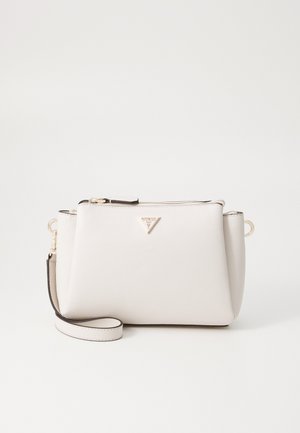 Mazs of-white sintētiskais rokassomas ar teksturētu virsmu, zeltītu aparatūru, ar rāvējslēdzēju un regulējamu siksnu. Iezīmēta ar logotipa plāksni.