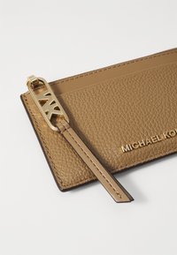 MICHAEL Michael Kors EMPIRESM ZIP CARD CASE - Peňaženka - husk