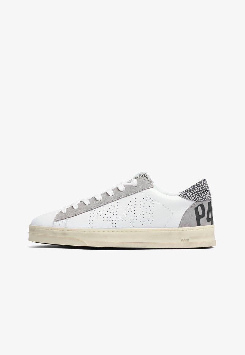 Baskets en cuir blanc avec détails en daim gris, étoile perforée sur le côté, col de talon tacheté, et "P448" imprimé sur le contrefort du talon.