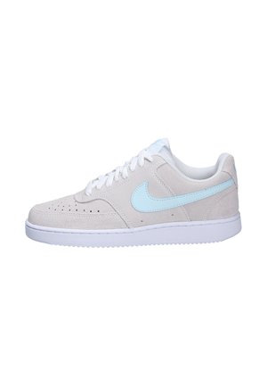 Hellgrauer Veloursleder-Sneaker mit weißer Sohle, weißen Schnürsenkeln und hellblauem Nike-Swoosh-Logo an der Seite.