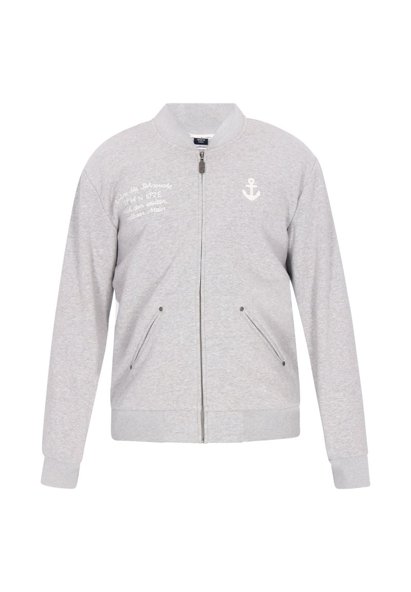 Grå bomberjacka med dragkedja framtill, två sidofickor, ribbade muddar och fåll, med vit ankarsymbol och text på vänster bröst.
