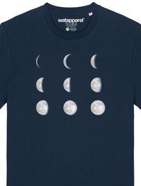 Navyblauwe katoenen t-shirt met een maanfasegrafiek in het wit, waarop verschillende maanstadia zijn weergegeven in drie rijen.