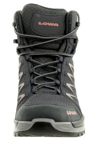 Botte de randonnée noire avec une tige texturée, des accents roses contrastants, une semelle durable et un système de laçage robuste, avec une zone de orteils renforcée.