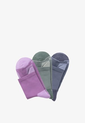 Packung mit drei Paar Knöchelsocken. Farben umfassen Lavendel, Grün und Dunkelgrau. Hergestellt aus weichem Stoff mit gerippten Bündchen und verstärkten Zehen.