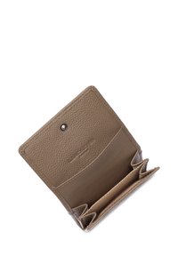 Portafoglio in pelle di colore marrone chiaro con superficie testurizzata, dotato di un compartimento principale e due slot per carte, chiuso con una chiusura a scatto.