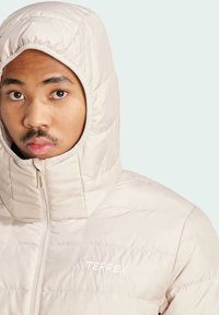 Adidas Terrex TERREX MULTI LIGHT DOWN HOODED - Chaqueta de plumas - beige