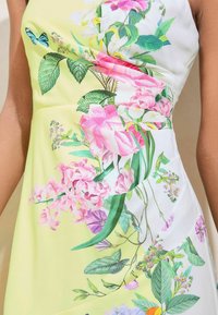 Lipsy PETITE FIT  FLORAL - Vapaa-ajan mekko - green