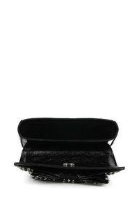 Clutch in pelle verniciata nera con superficie testurizzata, scomparto interno, borchie decorative lungo la parte anteriore e chiusura a scatto magnetica.