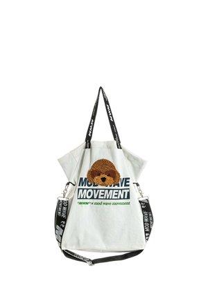 Bolsa de mano blanca con correas negras, con un parche de la cara de un perro marrón y texto en negrita "MOD WAVE MOVEMENT" en el frente.