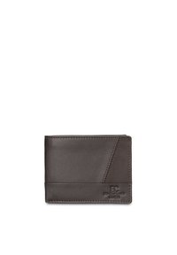 Bruine leren portemonnee met een gladde textuur, voorzien van een diagonale designelement en een geperst logo. Compact, rechthoekig formaat voor kaarten.