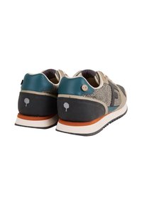 Baskets avec un dessus en tricot beige, gris foncé et accents en turquoise. Présente un bouton logo rond et un talon texturé. Semelle en caoutchouc avec un détail orange.