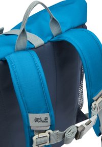 Mochila azul con correas grises, que cuenta con una asa superior, forro de malla, parche con logo y herrajes de hebilla ajustables.