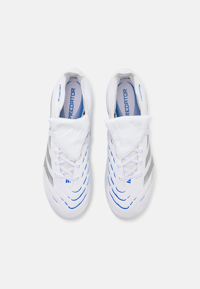 Scarpe da calcio bianche con accenti blu, design texture e strisce riflettenti argentate. Presentano una chiusura con lacci sicura e linguetta imbottita.
