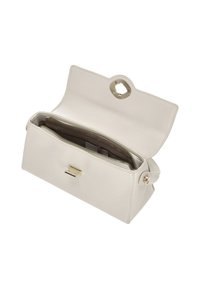 Geantă de mână din piele ecologică crem, cu formă dreptunghiulară structurată, accesorii aurii, închidere cu clapetă superioară și compartiment interior cu fermoar.