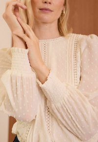 Love & Roses REGULAR FIT CREW NECK - Blúz - cream