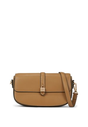 Brun læder crossbody taske med flaplukning, hardware i guldfarve og kontrasterende sort trim. Har en justerbar rem.