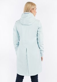 Cappotto impermeabile azzurro chiaro con cappuccio, maniche lunghe e ventola posteriore. Texture liscia e opaca con dettagli di cucitura sottili.