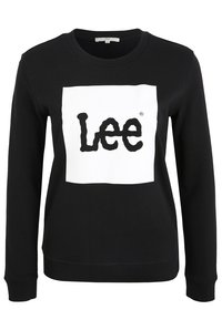 Svart sweatshirt med en vit rektangulär grafik med ordet "Lee" i en stiliserad svart font. Tillverkad av mjukt, texturerat tyg.