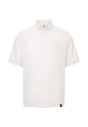 Camisa polo blanca con cuello corto y mangas cortas, que presenta un diseño limpio, una textura suave y una pequeña etiqueta de marca en el dobladillo.