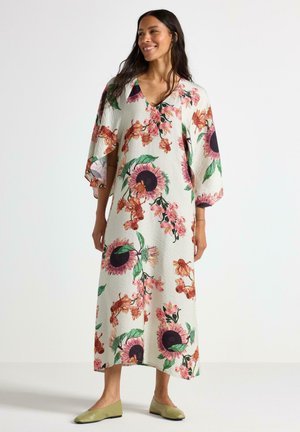 Blommig maxi-klänning med breda ärmar, prydd med stora solrosor och rosa blommor på en ljus bakgrund; textil med struktur, V-ringad design.