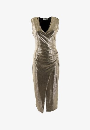Vestido metálico dorado con escote en forma de V, diseño sin mangas y textura drapeada. Presenta un frente cruzado y una abertura lateral para un detalle adicional.